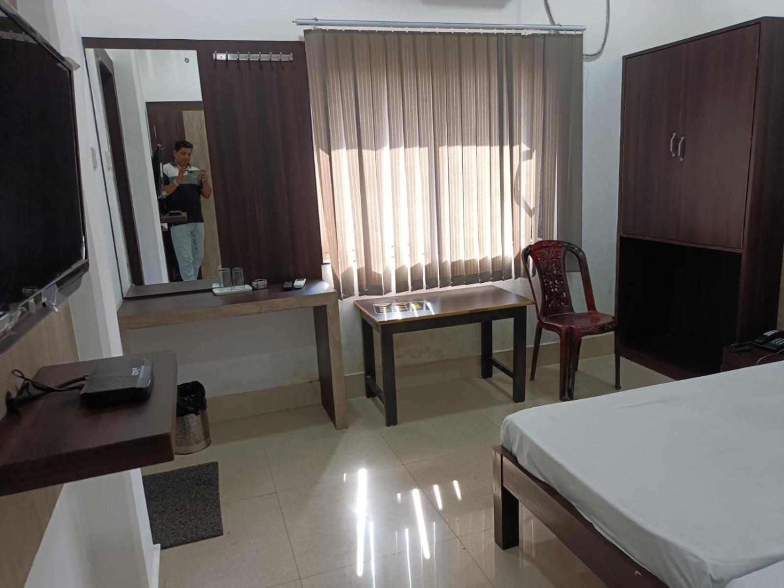 Kusum Hotel Dibrugarh Exterior photo